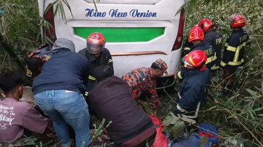 মাদারীপুরে নিয়ন্ত্রণ হারিয়ে বাস খাদে পড়ে প্রাণ গেল ৬ জনের