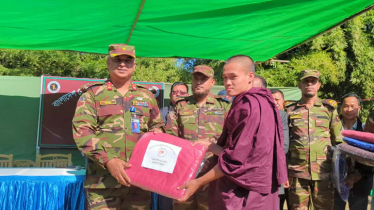 রাঙামাটিতে শীতার্তদের মাঝে সেনাবাহিনীর শীতবস্ত্র বিতরণ