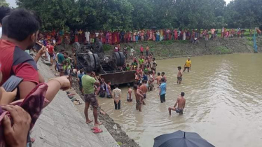 সিমেন্ট বোঝাই ট্রাক পড়লো খাদে, দুই শ্রমিক নিহত