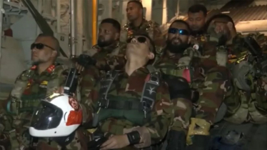 হাদির ছবি সম্বলিত হেলমেট পরেই প্যারাট্রুপিং করলেন আশিক চৌধুরী