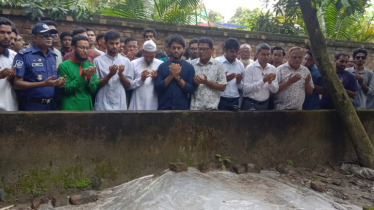 শহীদ আসিফের কবর জিয়াতর করলেন উপদেষ্টা আসিফ