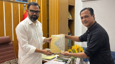 ক্রীড়া প্রতিমন্ত্রীকে পবিত্র কুরআন উপহার দিলেন আসিফ