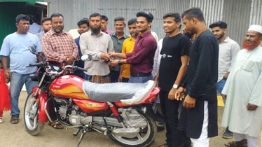 নিজে নিলেন না, বিয়ের পর শ্বশুরকে বাইক দিলেন জামাই