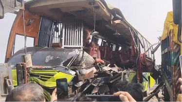 ট্রাকের সঙ্গে সংঘর্ষে লণ্ডভণ্ড বাস, ৩ জনের মৃত্যু, আহত ১৫