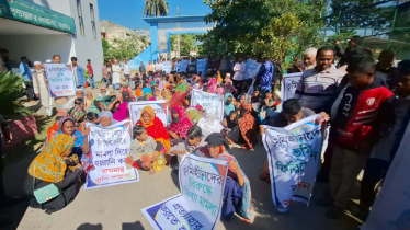 কোলে শিশু, চোখে জল নিয়ে ডিসি কার্যালয়ে ভূমিহীন নারীরা