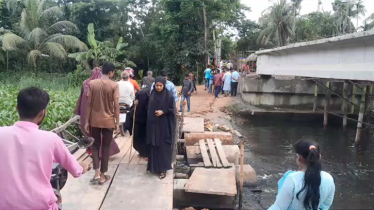 ২ বছরেও শেষ হয়নি পাঙ্গাসিয়া সেতুর কাজ, কাঠের পুলে ঝুঁকি নিয়ে চলাচল