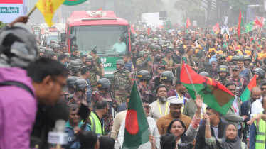 জনতার ভালোবাসায় সিক্ত হয়ে সংবর্ধনা মঞ্চে উঠলেন তারেক রহমান