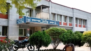 গভীর রাতে পরকীয়া প্রেমিকার সঙ্গে ধরা, তিন লাখ টাকায় মিললো মুক্তি