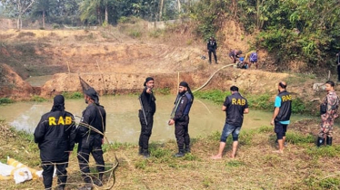 পুকুর সেঁচতেই বেরিয়ে এলো একাধিক পিস্তল, বন্দুক ও ধারালো অস্ত্র!