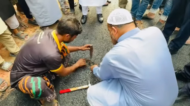 অনিয়মের অভিযোগে সড়ক নির্মাণকাজ বন্ধ, দুই কর্মকর্তাকে শোকজ