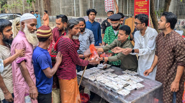 ঢাবিতে ছিন্নমূল মানুষের মাঝে ছাত্রদল নেতার ইফতার বিতরণ