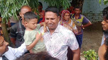 দেখা করতে দেন না মা, আদালত প্রাঙ্গণে সন্তান কোলে নিয়ে কাঁদলেন বাবা