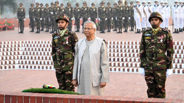জাতীয় স্মৃতিসৌধে শহীদদের প্রতি প্রধান উপদেষ্টার শ্রদ্ধা নিবেদন
