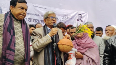 নারী ভোটারের কাছ থেকে উপহার পেয়ে কাঁদলেন মির্জা ফখরুল