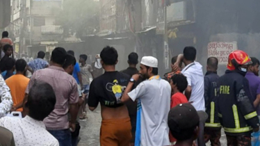 কে‌মি‌ক্যাল গুদা‌মে বিস্ফোরণ ও আগুন,ফায়ার সা‌র্ভিসের ৬ কর্মীসহ ৯জন দগ্ধ