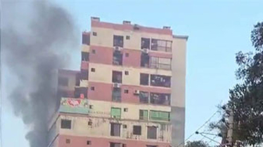 বাবুবাজারে বহুতল ভবনে আগুন, নিয়ন্ত্রণের চেষ্টায় ৯ ইউনিট