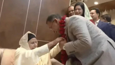 তারেক রহমানকে ফুলের মালা দিয়ে বরণ করে নেওয়া কে এই নারী?