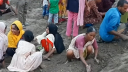 স্বর্ণ খুঁজতে দিনরাত গর্ত খুড়ছেন কয়েক হাজার মানুষ