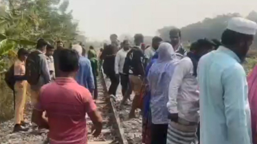 ছেলে-মেয়েকে নিয়ে ট্রেন আসতেই ঝাঁপ দিলেন রেললাইনে, অতঃপর...