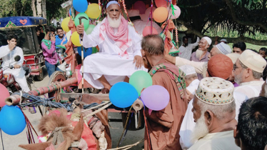 ৪১ বছর ইমামতি করানো ইমামকে ঘোড়ার গাড়িতে চড়িয়ে রাজকীয় সংবর্ধনা