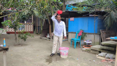 গোলাপজলে গোসল করে আওয়ামী লীগ ছাড়লেন হোসেন মৃধা