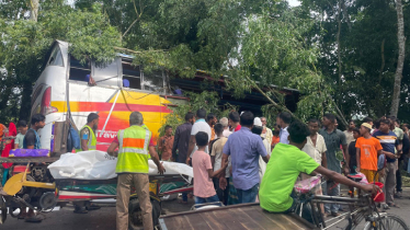ট্রাকের ধাক্কায় দুমড়ে গেল বাস, ঘটনাস্থলেই মৃত্যু ৫ জনের