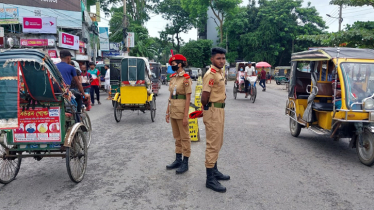 গোপালগঞ্জে ট্রাফিকের দ্বায়িত্ব পালন করছে শিক্ষার্থীরা