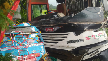 বাস ও ট্রাকের মাঝে পিষে গেল ইজিবাইক, প্রাণ গেল দুই ভাইয়ের