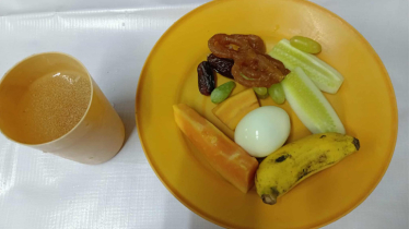 আকাশছোঁয়া দাম, ইফতারির প্লেটে কমছে ফলের আইটেম আকাশছোঁয়া দাম, ইফতারির প্লেটে কমছে ফলের আইটেম