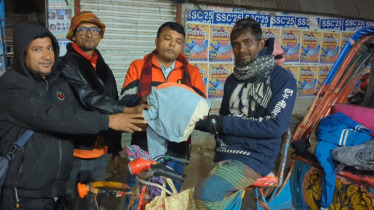 নৈশ প্রহরী ও শ্রমজীবীদের মাঝে সাংবাদিকদের শীতবস্ত্র বিতরণ