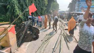 হঠাৎ ভেঙে পড়ল ব্রিজের পাশের রাস্তা, চরম ঝুঁকিতে যান চলাচল