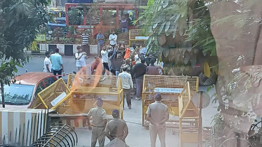 এবার মুম্বাইয়ে বাংলাদেশের পতাকা ছিঁড়লো উগ্র হিন্দুত্ববাদীরা