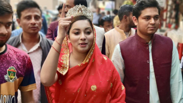 লাল শাড়ি-মাথায় মুকুট: রাজকুমারী সাজে ভোটের মাঠে মেঘনা আলম