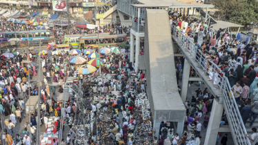 নিউ মার্কেটে ঈদের ভিড়: প্রতিটি কেনাকাটার পেছনে একটি গল্প