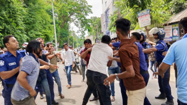 পুলিশের সামনেই আন্দোলনকারীদের উপর ছাত্রলীগের হামলা