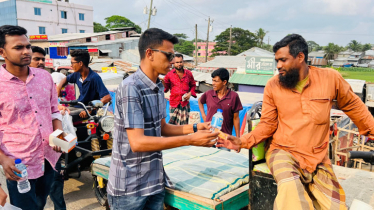 কলাপাড়ায় পথচারীদের মাঝে খাবার পানি ও স্যালাইন বিতরণ