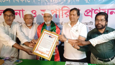 পাহাড়ের চারণ সাংবাদিক এ কে এম মকছুদ রত্ন সাংবাদিকে ভূষিত