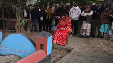 দাদা-দাদির কবর জিয়ারতের মধ্য দিয়ে রুমিন ফারহানার নির্বাচনি কার্যক্রম শুরু