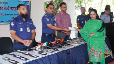 হারানো ১০৮টি স্মার্টফোন উদ্ধার করে প্রকৃত মালিকদের ফেরত দিল পুলিশ