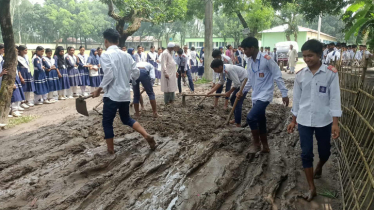 এক কি.মি. সড়ক জুড়ে খানাখন্দ, স্বেচ্ছাশ্রমে মেরামত করলো শিক্ষার্থীরা