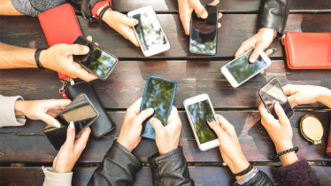 মোবাইল ফোন ব্যবহারকারীদের জন্য সুখবর, আমদানিতে কমলো ৬০% শুল্ক