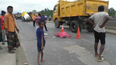 বাসের ধাক্কায় পড়ে যাওয়া বাইককে পিষে দিলো ট্রাক, চালক নিহত