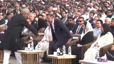 মির্জা ফখরুলকে দেখে দাঁড়িয়ে সম্মান জানালেন তারেক রহমান