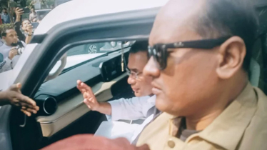 জুমার নামাজে যাওয়ার পথে এলাকাবাসীর সঙ্গে তারেক রহমানের কুশল বিনিময়