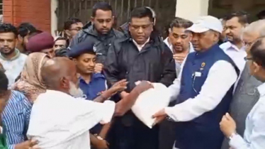 সিলেটে বন্যা দুর্গত এলাকায় দুর্যোগ প্রতিমন্ত্রীর ত্রাণ বিতরণ