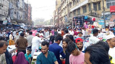 ঈদের কেনাকাটা: বাজেট মেলাতে ফুটপাতই ভরসা মধ্যবিত্তদের