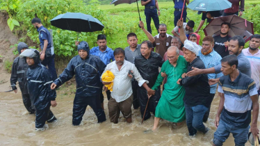 বৃষ্টি বাধা পেরিয়ে ঋতুপর্ণার অসুস্থ মাকে দেখতে গেলেন রিজভী