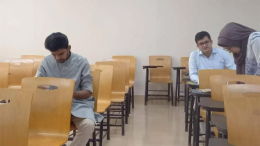 বিশ্ববিদ্যালয়ে ভর্তি পরীক্ষায় অংশ নিলেন উপদেষ্টা আসিফ মাহমুদ
