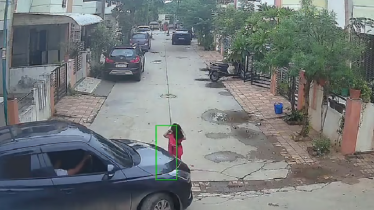 চলন্ত গাড়ির নিচে পড়েও অক্ষত ৩ বছরের শিশু, ভিডিও ভাইরাল!