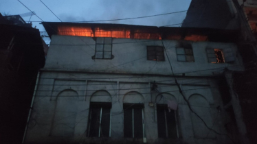 রাজধানীর চকবাজারে আবাসিক ভবনে আগুন 